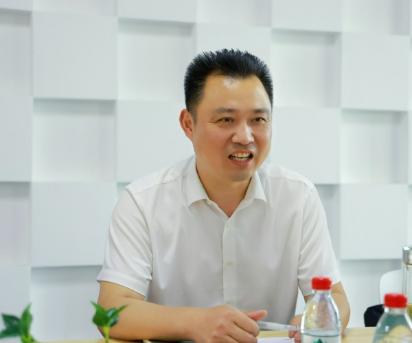 嘉兴国家高新区管委会俞春明主任调研威廉希尔williamhill丝绸，为生长鼓劲?